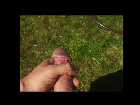❤️ Vruća zgodnica jebe svoju ružičastu macu i svršava špricom u ljetnom vrtu ️ Porno kod nas ️❤